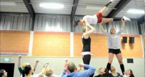 Münster Mammuts Cheerleader – Toss to swedish fall pyramid